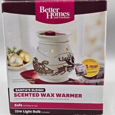 LOT 50: Better Homes & Gardens Santa Sleigh Reindeer Christmas Wax Warmer and Set of 3 Reindeer