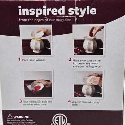 LOT 50: Better Homes & Gardens Santa Sleigh Reindeer Christmas Wax Warmer and Set of 3 Reindeer