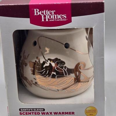 LOT 50: Better Homes & Gardens Santa Sleigh Reindeer Christmas Wax Warmer and Set of 3 Reindeer