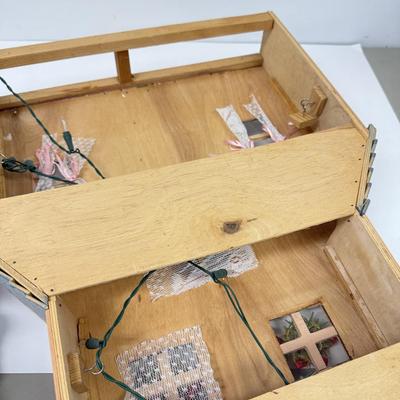 LOT 92: Vintage Handmade Carolers w/ Wood Lit Housefront