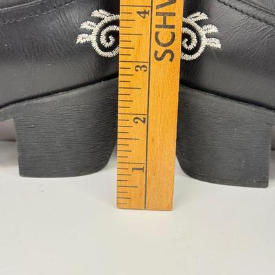 LOT 95: Women’s Size 8 Roper Cowboy Boots