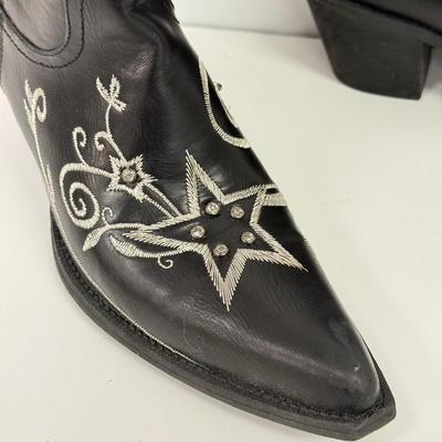 LOT 95: Women’s Size 8 Roper Cowboy Boots