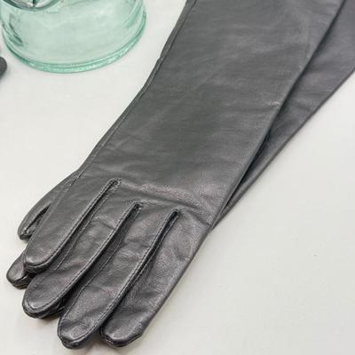 LOT 106: Goldtone Whiting & Davis Mesh Bag, 1920s style Headband & Ladies Gloves