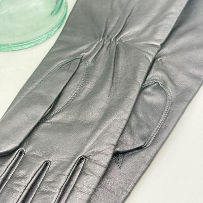 LOT 106: Goldtone Whiting & Davis Mesh Bag, 1920s style Headband & Ladies Gloves