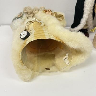 LOT 109: Santa Home Decor: Dark Green & Golden