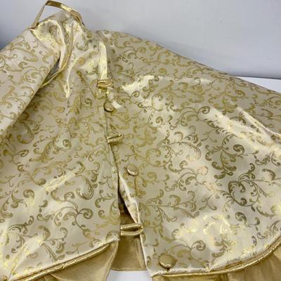 LOT 125: Gold Colored Tablecloths - some NIP