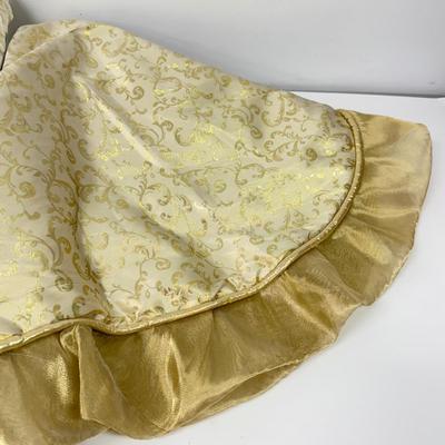 LOT 125: Gold Colored Tablecloths - some NIP