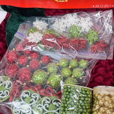 LOT 131: NWT Tree Skirt & Collection of Ribbon