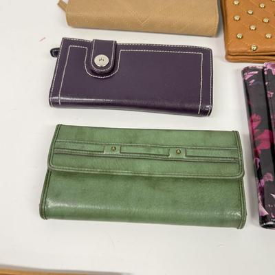 LOT 133: Collection of Wallets / Clutches
