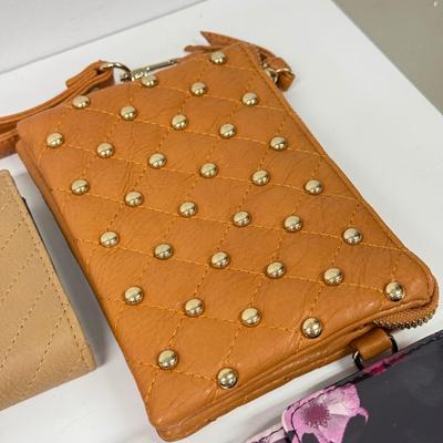 LOT 133: Collection of Wallets / Clutches