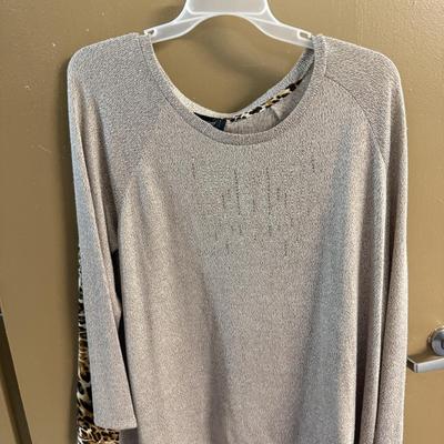 LOT 142: Women’s Tops: Some NWT