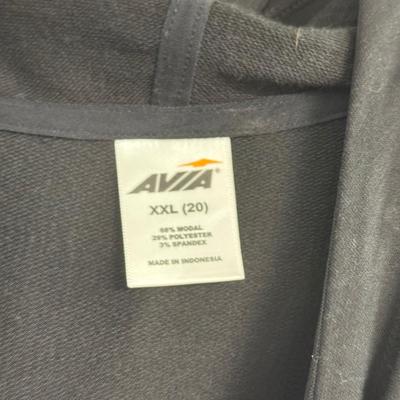 LOT 142: Women’s Tops: Some NWT