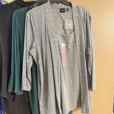 LOT 142: Women’s Tops: Some NWT