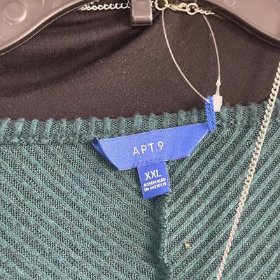 LOT 142: Women’s Tops: Some NWT