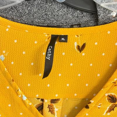 LOT 142: Women’s Tops: Some NWT