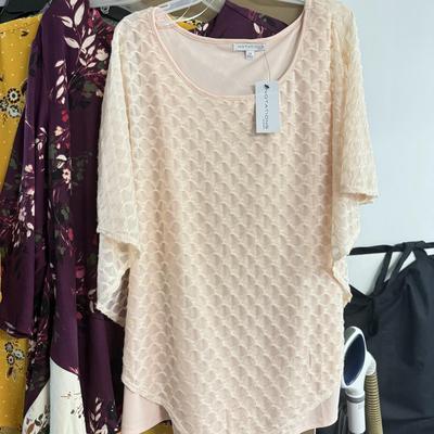 LOT 142: Women’s Tops: Some NWT