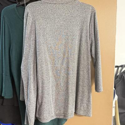 LOT 142: Women’s Tops: Some NWT