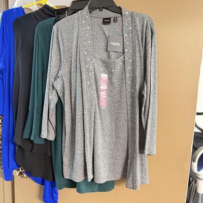 LOT 142: Women’s Tops: Some NWT