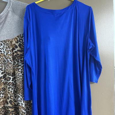 LOT 142: Women’s Tops: Some NWT