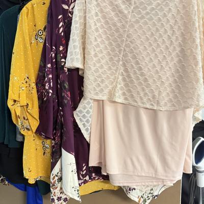 LOT 142: Women’s Tops: Some NWT