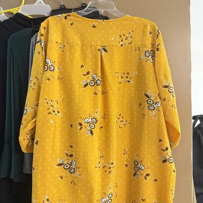 LOT 142: Women’s Tops: Some NWT