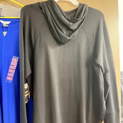 LOT 142: Women’s Tops: Some NWT
