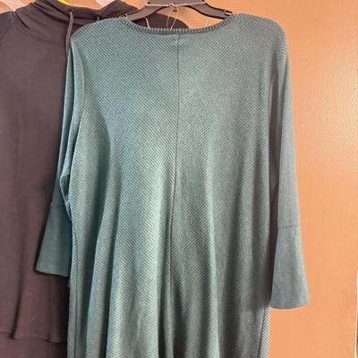 LOT 142: Women’s Tops: Some NWT