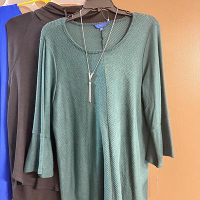 LOT 142: Women’s Tops: Some NWT