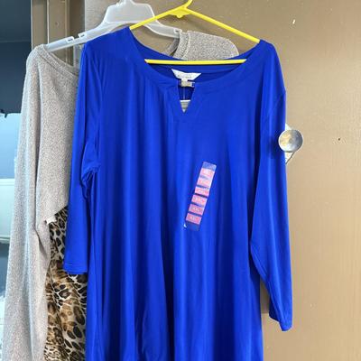 LOT 142: Women’s Tops: Some NWT