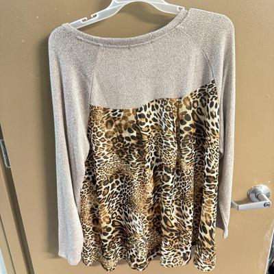 LOT 142: Women’s Tops: Some NWT