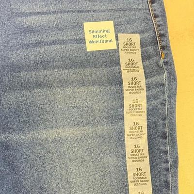 LOT 146: NWT Ladies Bottoms