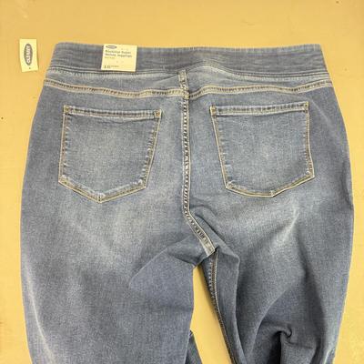 LOT 146: NWT Ladies Bottoms