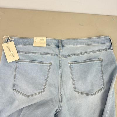 LOT 146: NWT Ladies Bottoms