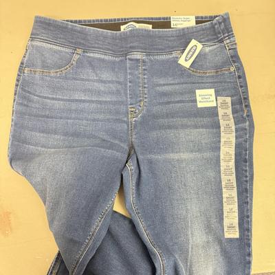 LOT 146: NWT Ladies Bottoms