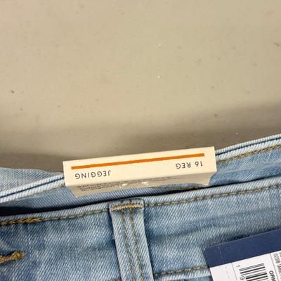 LOT 146: NWT Ladies Bottoms