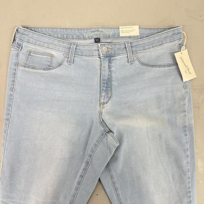 LOT 146: NWT Ladies Bottoms