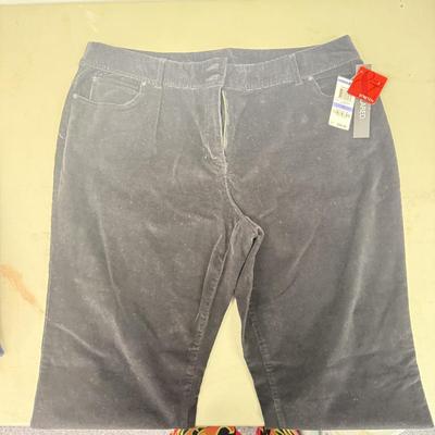 LOT 146: NWT Ladies Bottoms