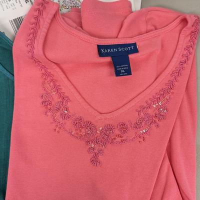 LOT 148: Women’s Tops & Tshirts - some NWT