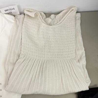 LOT 148: Women’s Tops & Tshirts - some NWT