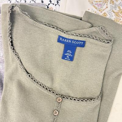 LOT 148: Women’s Tops & Tshirts - some NWT