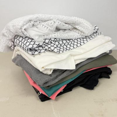 LOT 148: Women’s Tops & Tshirts - some NWT