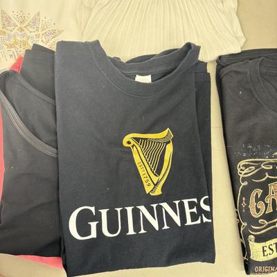 LOT 148: Women’s Tops & Tshirts - some NWT