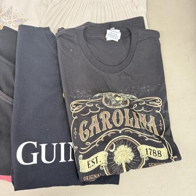 LOT 148: Women’s Tops & Tshirts - some NWT