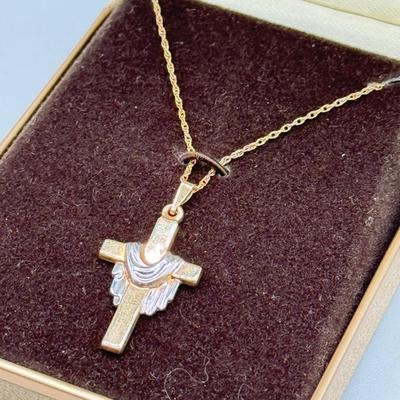 LOT 153: 14kt Gold Cross Pendant on 18" chain (1.7gtw)