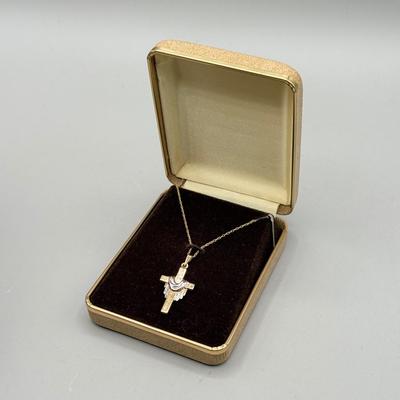 LOT 153: 14kt Gold Cross Pendant on 18" chain (1.7gtw)