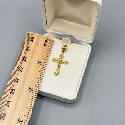 LOT 159: 14kt Gold Cross Pendant (1.0 g)