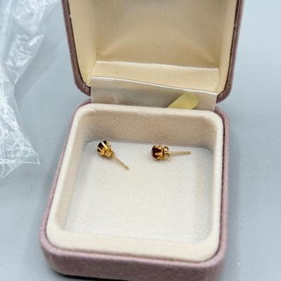 LOT 160: 14kt Gold: Garnet Earrings (0.4g) & Guardian Angel Pin (0.8g)