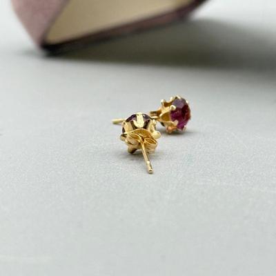LOT 160: 14kt Gold: Garnet Earrings (0.4g) & Guardian Angel Pin (0.8g)