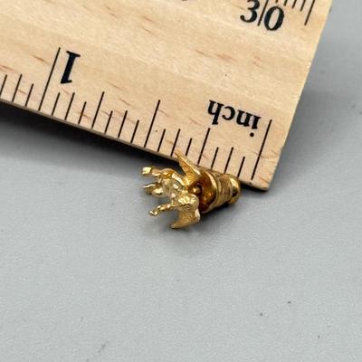 LOT 160: 14kt Gold: Garnet Earrings (0.4g) & Guardian Angel Pin (0.8g)