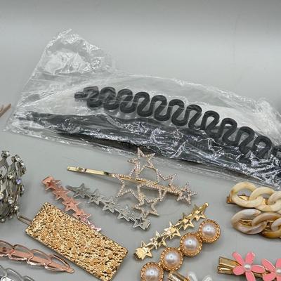 LOT 192: Fashion Hair Pins & Barrettes